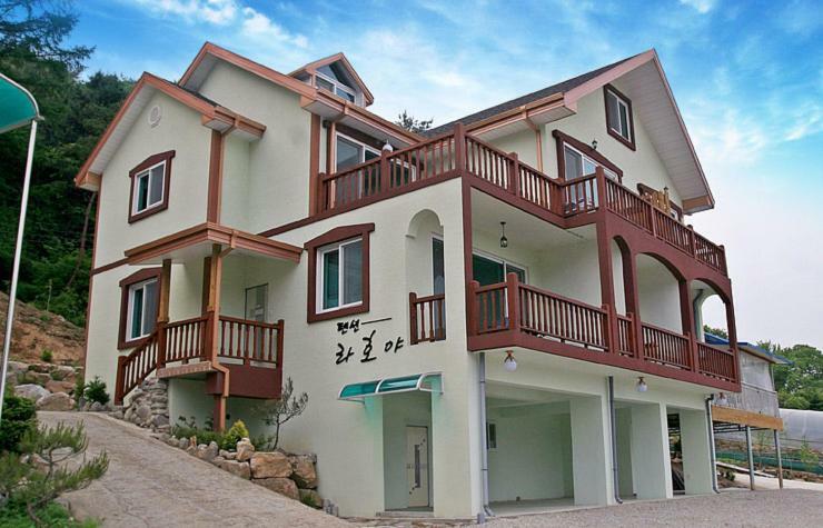 Lahoya Pension Chuncheon Exteriör bild